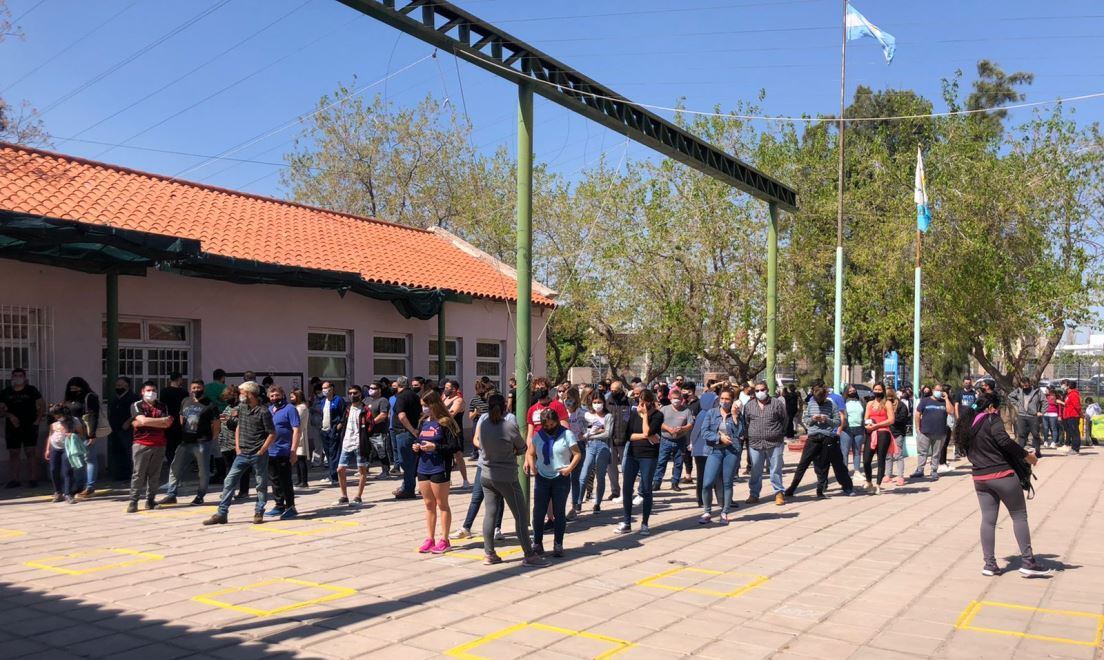 Largas filas fuera de las escuelas y escasa cantidad de votantes esperando por ingresar al cuarto oscuro.