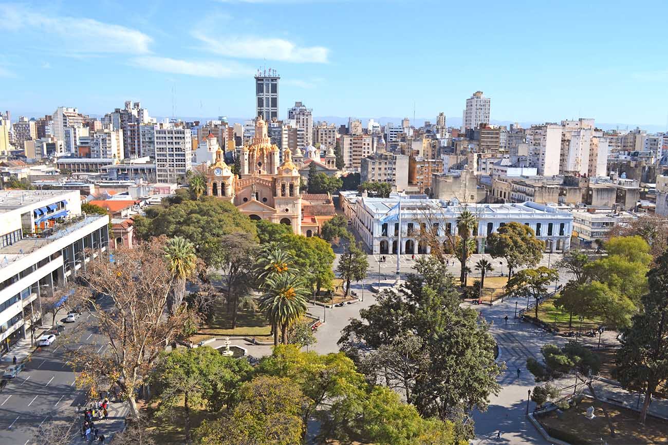 La ciudad de Córdoba se prepara para una jornada calurosa.