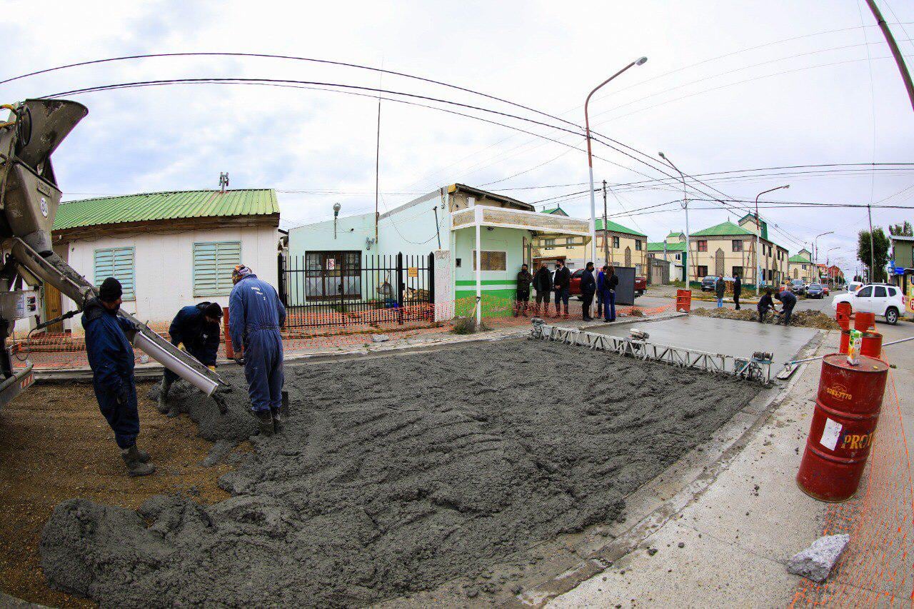 El Intendente Pérez visitó las obras que se vienen realizando en las calles del barrio Chacra II.