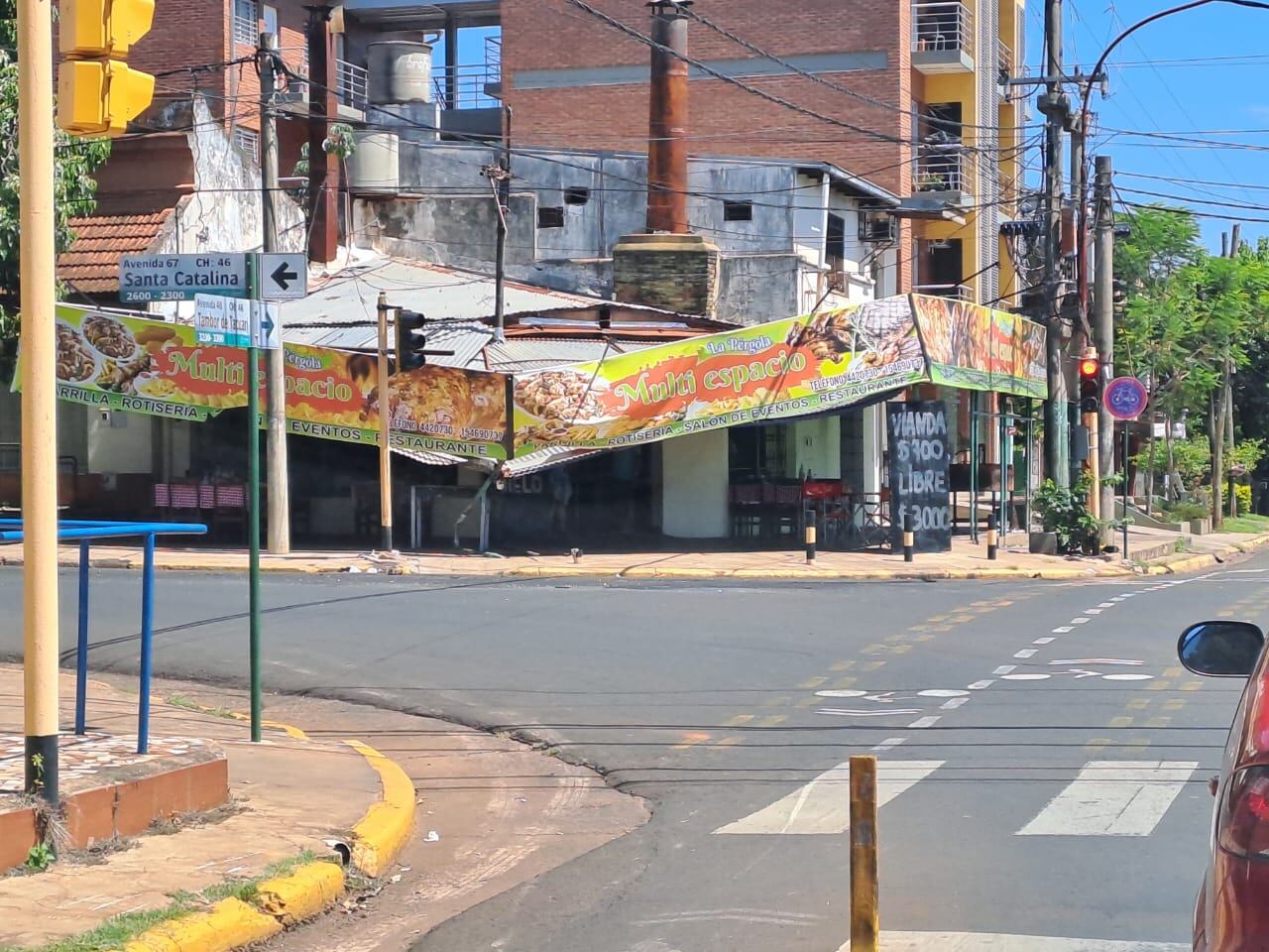 Dos camionetas chocaron en Posadas y una terminó incrustada en un cartel gastronómico.