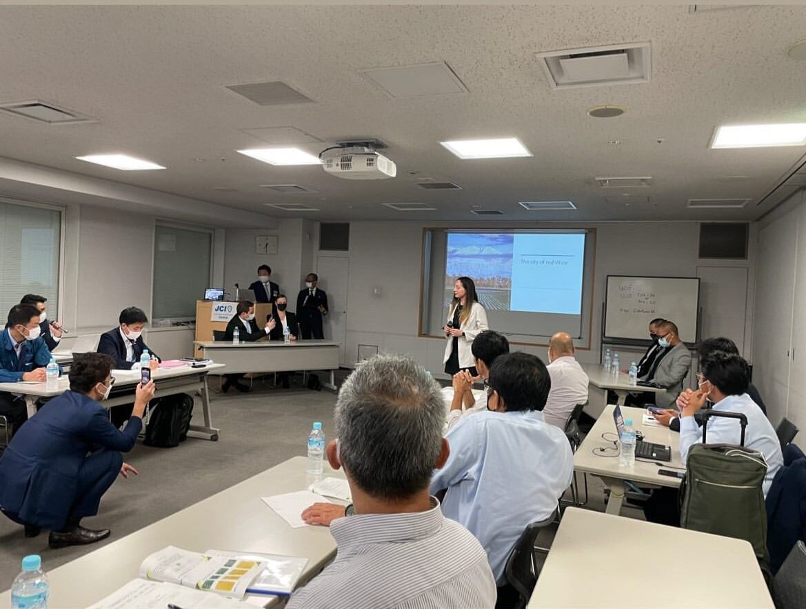 Conferencia de Julieta para los empresarios japoneses.