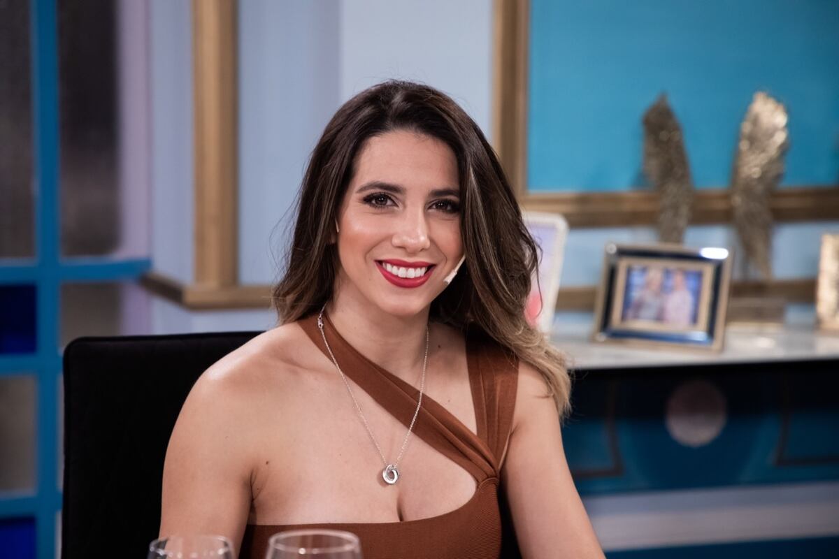 Cinthia Fernández, en crop top y ropa interior sobre la mesada