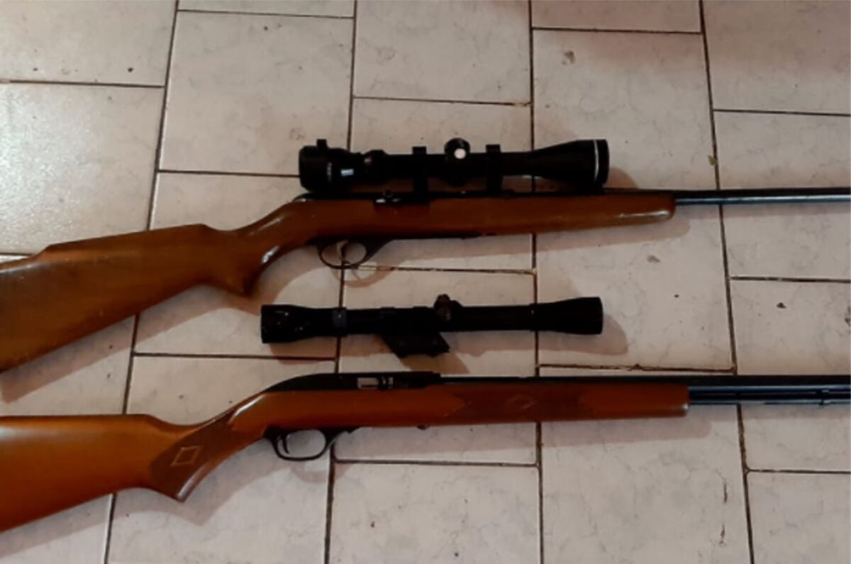Lo allanaron por una amenaza: encontraron armas de fuego, cocaína y un invernadero de marihuana