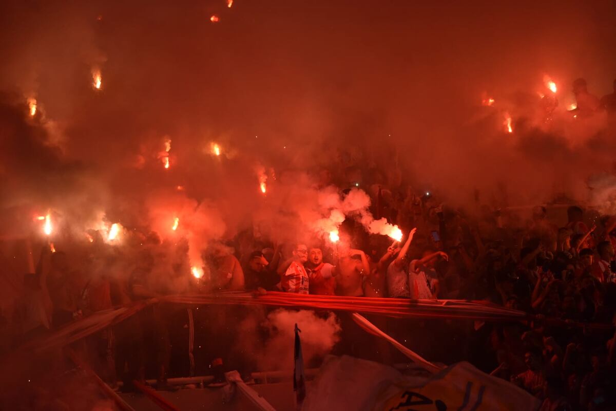 Videos: Instituto-Belgrano, show de las hinchadas y el infierno Albirrojo que interrumpió el juego