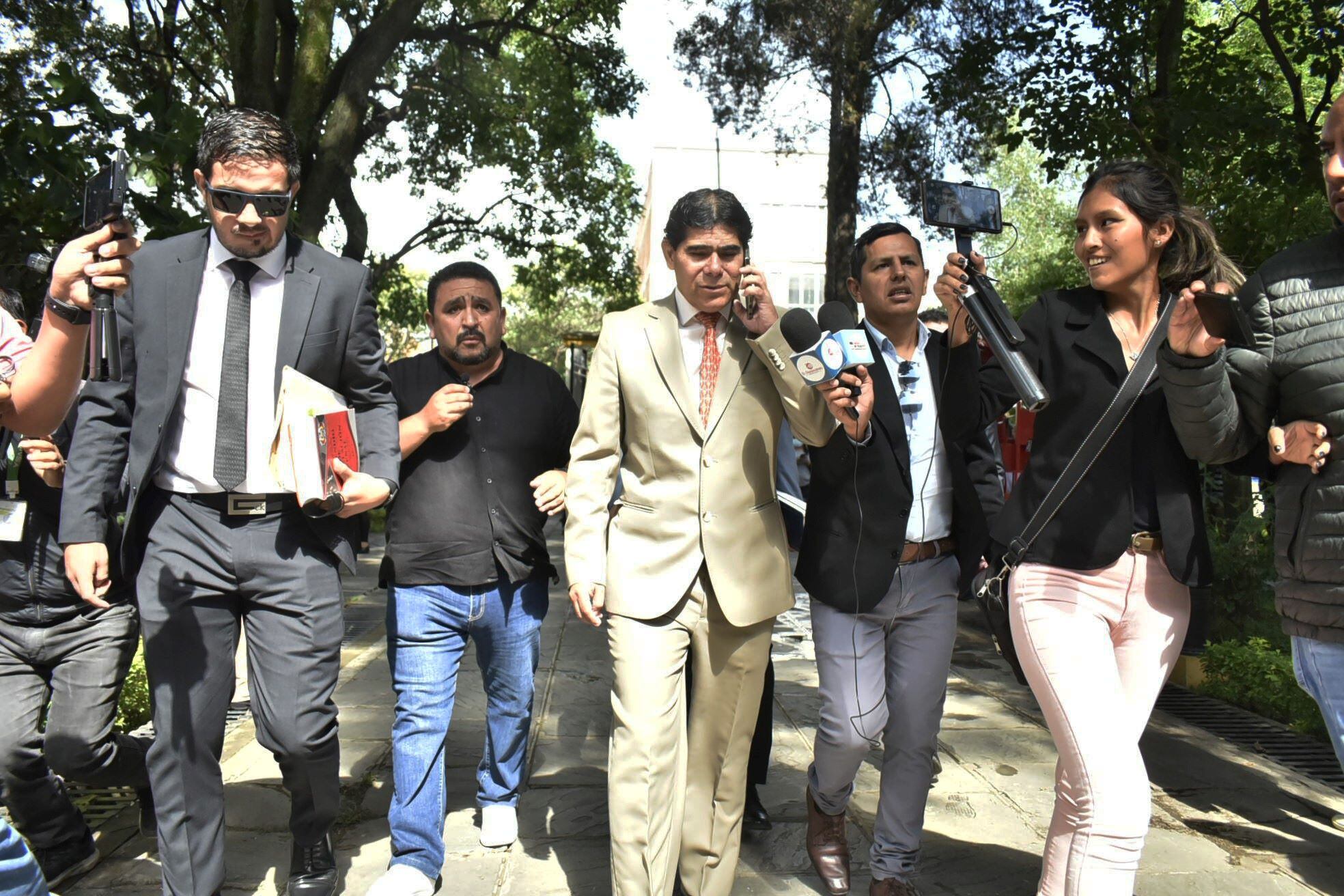 El abogado del expresidente Evo Morales, Jorge Pérez (al centro), llega a una audiencia cautelar este viernes, en Tarija (Bolivia). Finalmente por su reiterada ausencia el tribunal boliviano declaró en "rebeldía" a Morales.