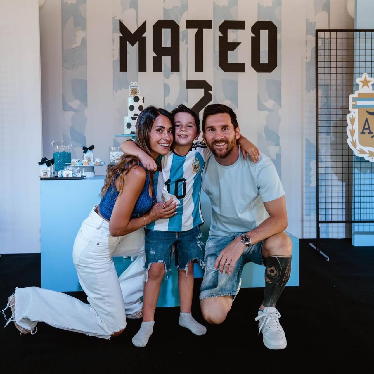 El hermano de Thiago y Ciro posó con su mamá y su papá para un retrato familiar.