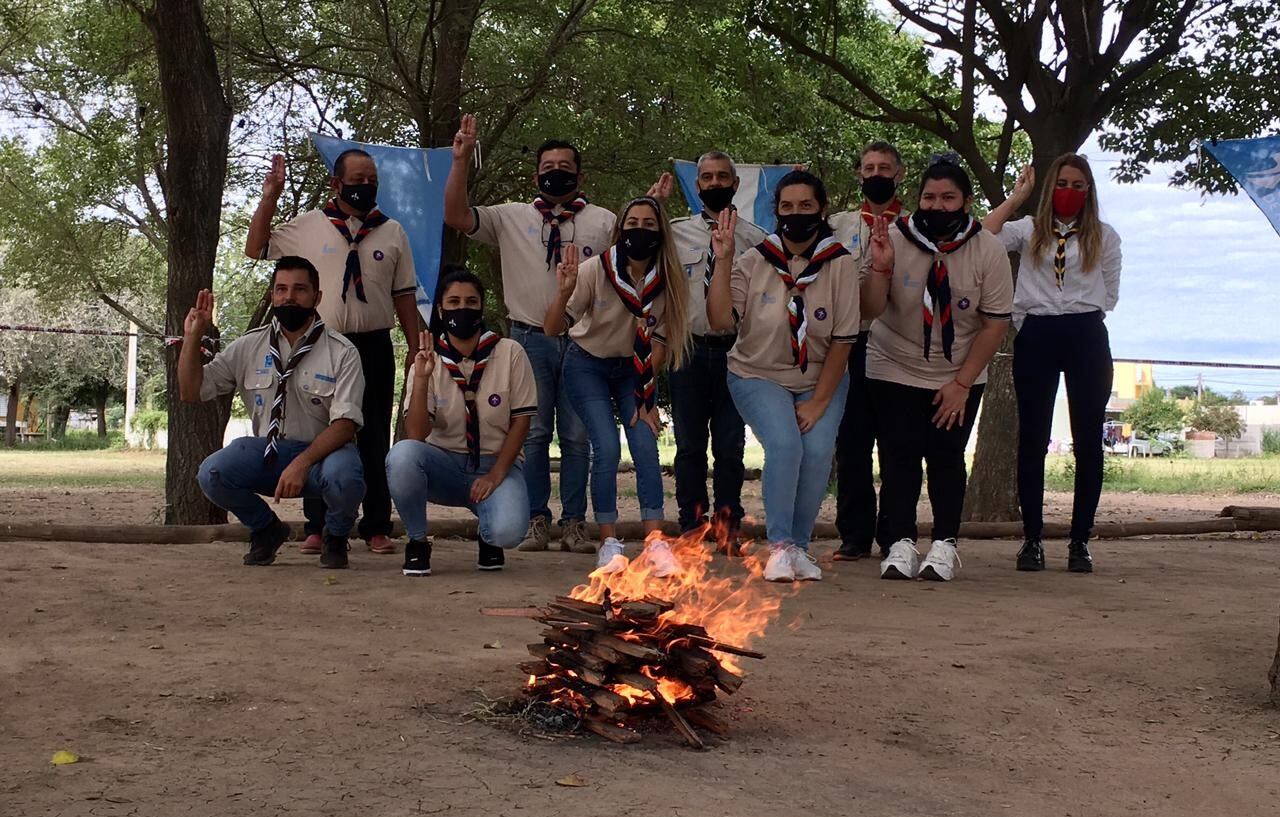 Equipo de educadores que participó de la promesa scout.