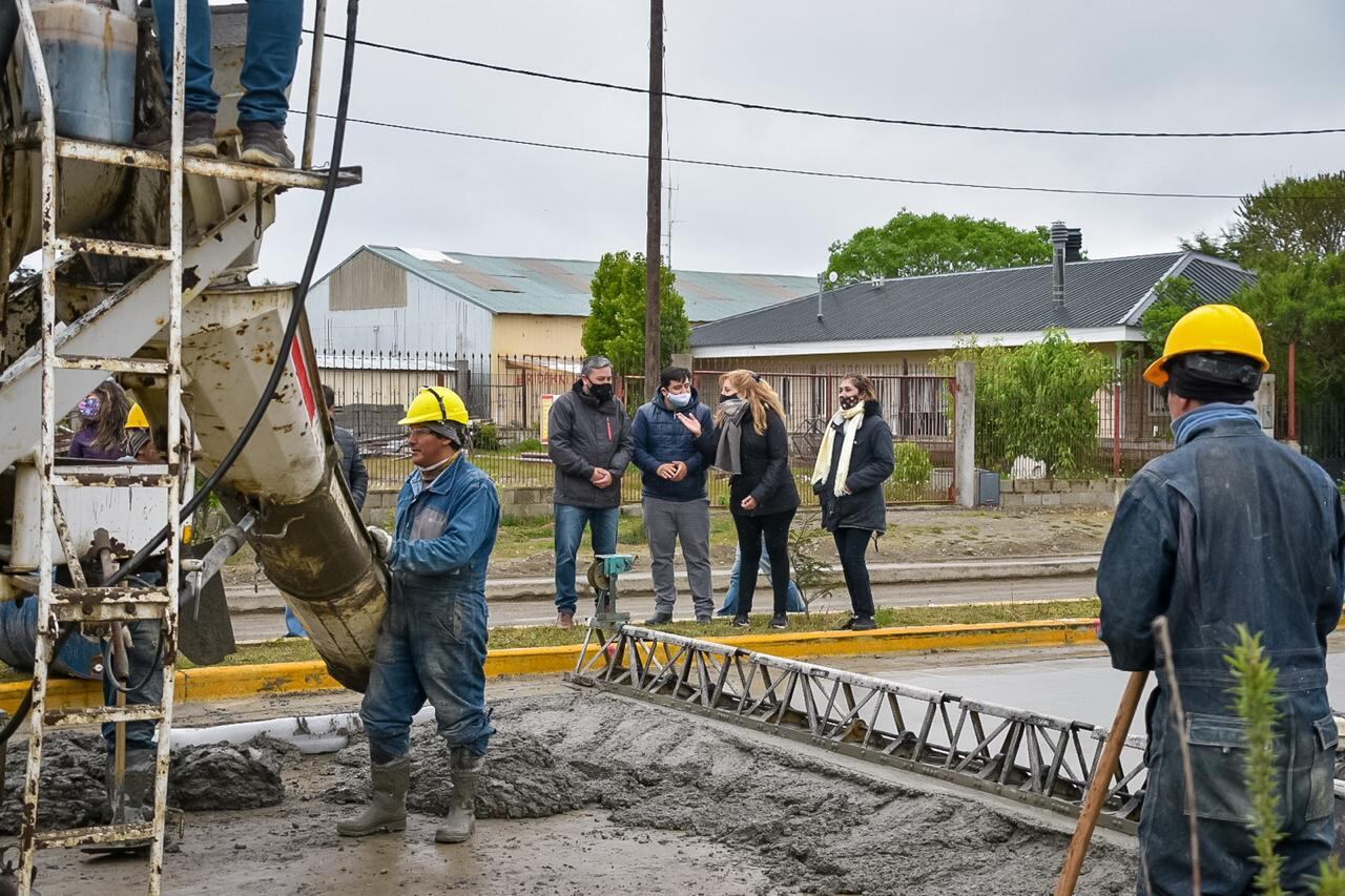 avanzan los trabajos de pavimentación en la avenida principal de la ciudad