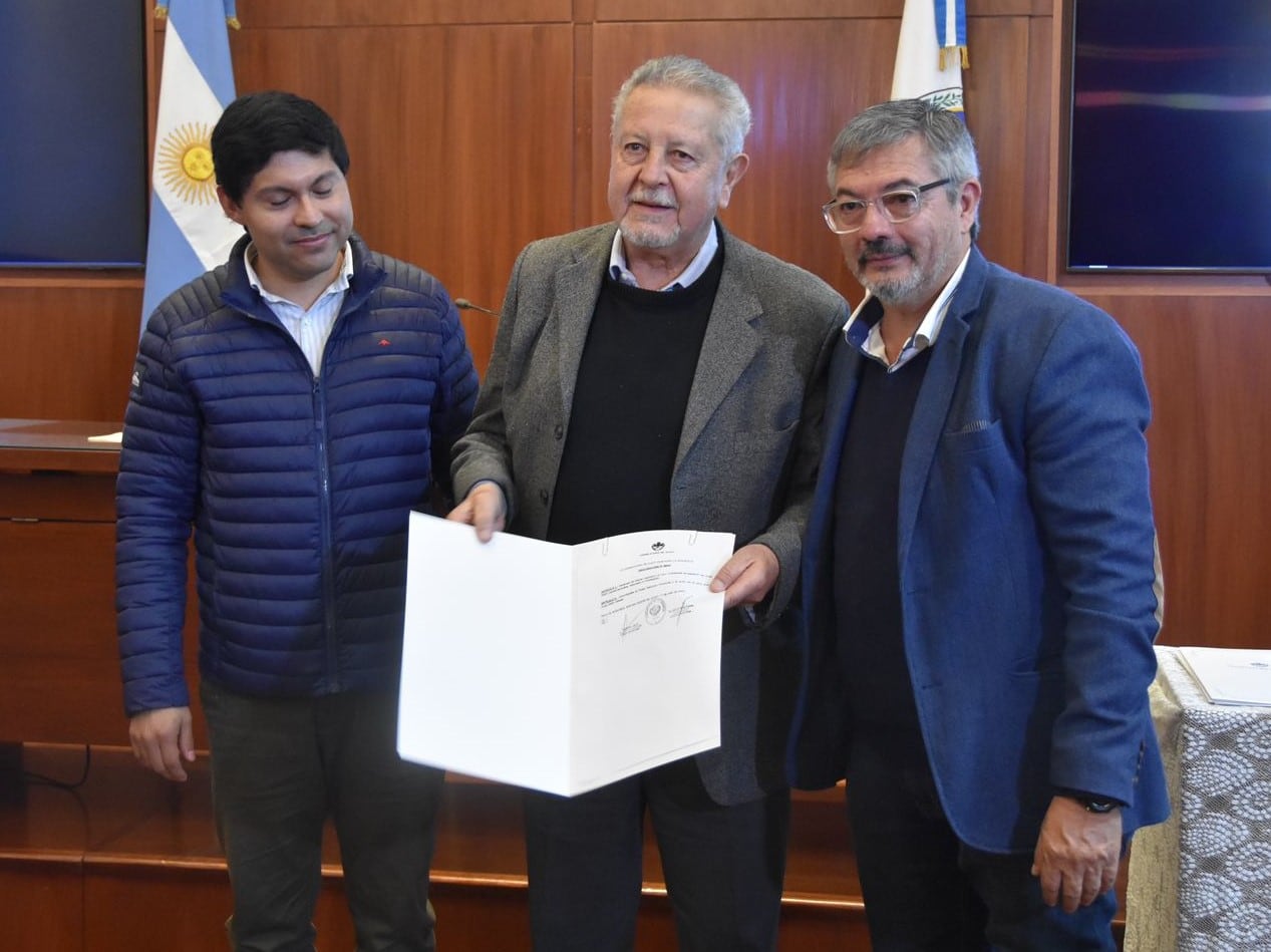 Flaqueado por los diputados Juan Ortega y Fabián Tejerina, el autor del libro “"¿Güemes es jujeño?", Jorge Delfín Calvetti.