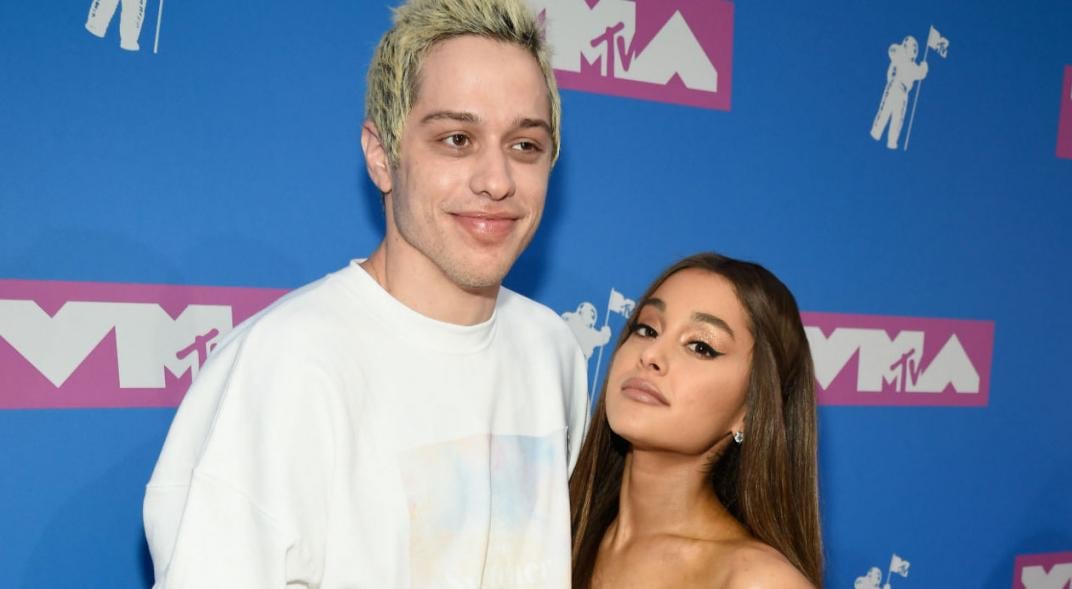 Pete Davidson junto a Ariana Grande.