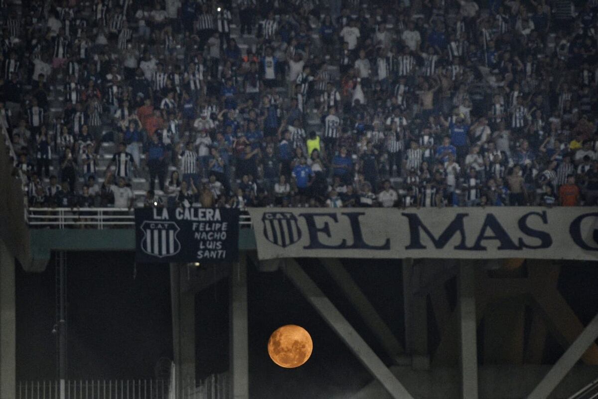 Los hinchas de Talleres también juegan la triple competencia: el gran recibimiento en el Kempes