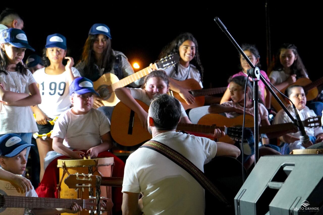 Salto Grande cerró el año de talleres culturales con espectáculos en Parque Centenario.