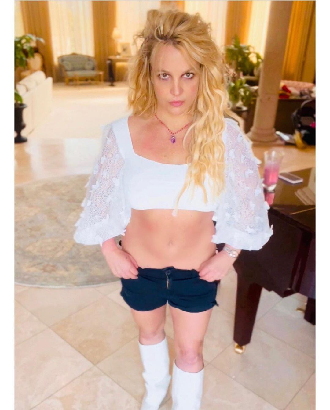 Britney Spears colapsó Instagram con un look para el infarto: mini short, bucaneras y top blanco.