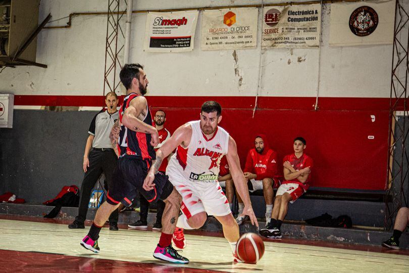 Torneo Oficial de Básquet: triunfos de Quilmes, Blanco y Negro, Sarmiento y  Alumni