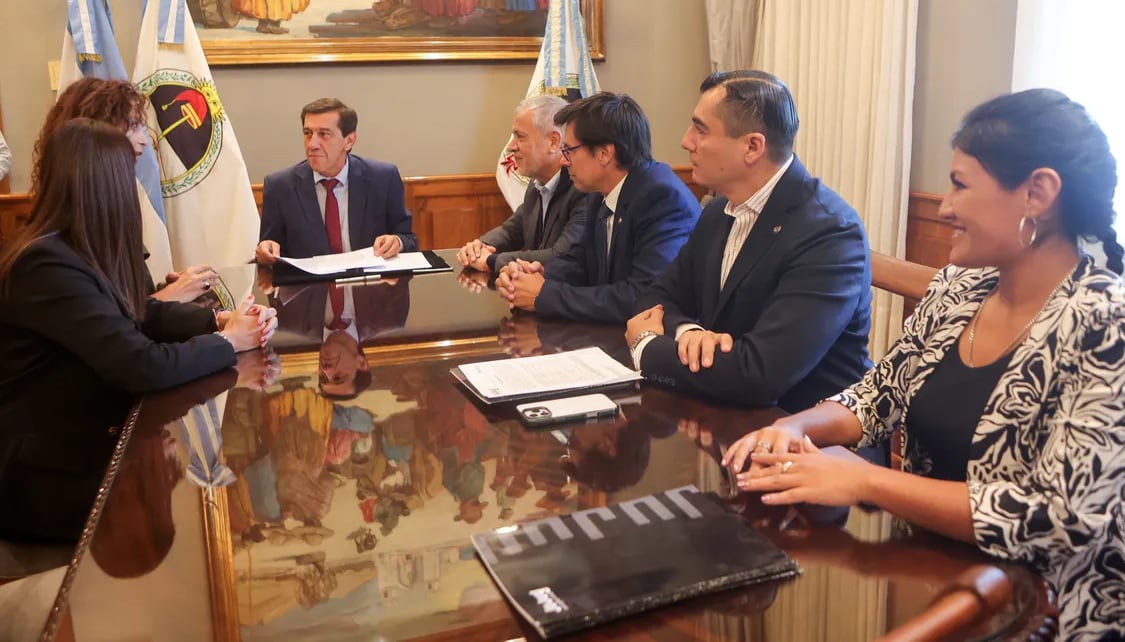 La gerente de Banco Macro sucursal Jujuy, Andrea Madariaga, y el gobernador Carlos Sadir firmaron un acuerdo para ofrecer al sector productivo de la provincia créditos con tasas subsidiadas.