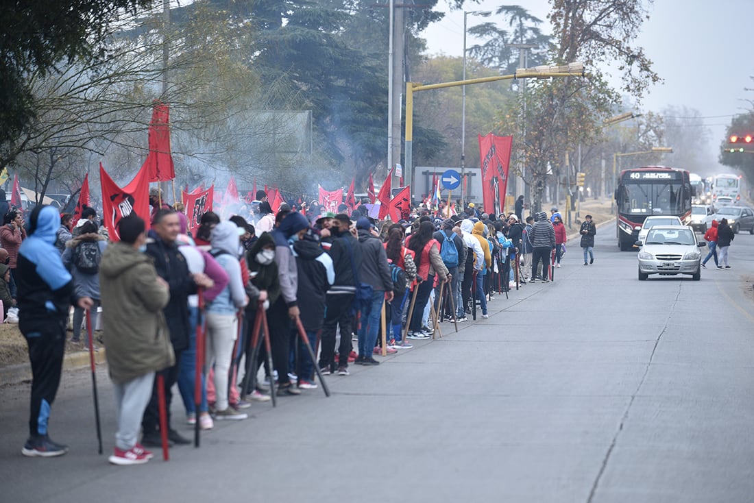 Integrantes del FOL rodearon la planta de Bagley para protestar por el aumento de precios. (Ramiro Pereyra / La Voz)