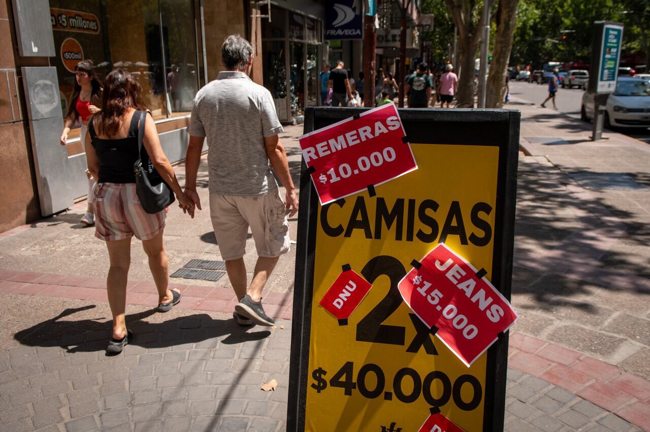 Las ventas cayeron más de 13% interanual en diciembre en comercios minoristas.