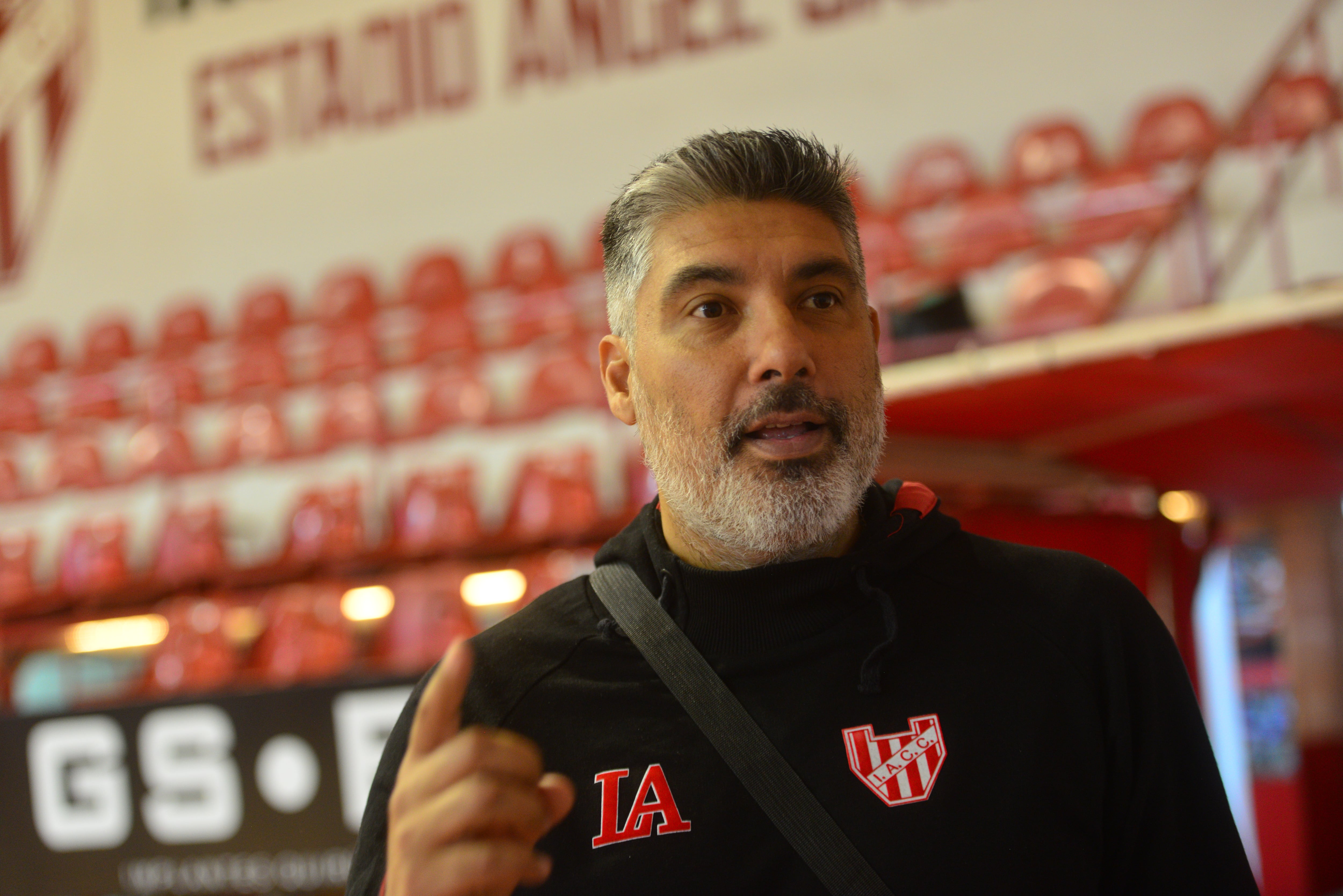 Entrenamiento del equipo de basquet Instituto en Alta Córdoba con la presencia de Lucas Victoriano el DT y los nuevos jugadores Nicola Pomoli y el  Roberto Acuña para la Liga Nacional. Foto Javier Ferreyra