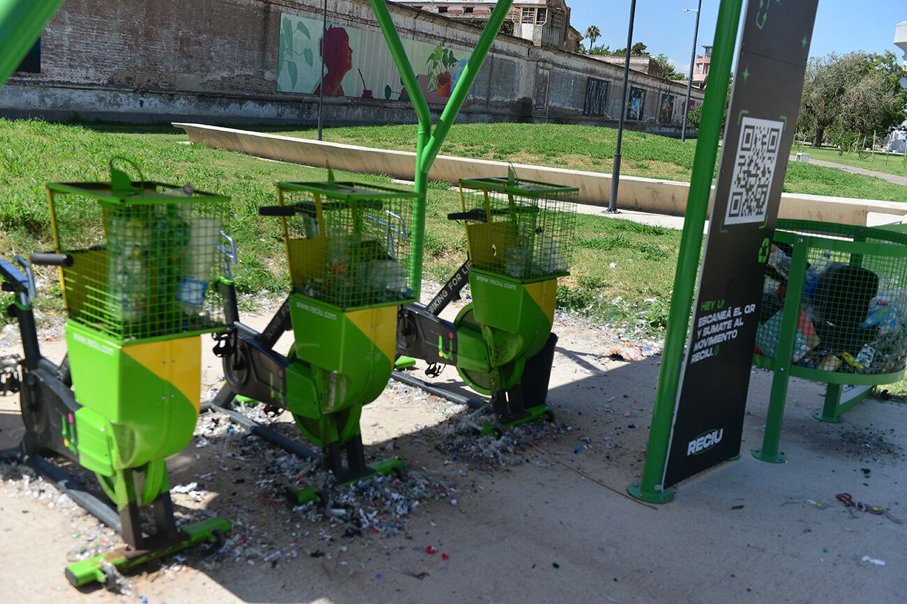 Juegos rotos en el Paseo de la ex cárcel San Martín. Bicicleta de reciclado lleno de basura de plastico.  (José Gabriel Hernández / La Voz)