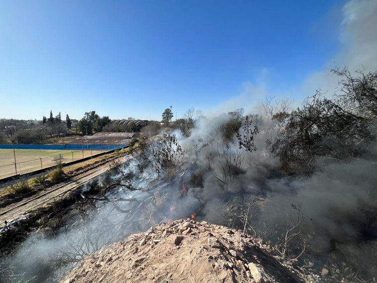 El incendio alcanzó un basural y corría riesgo de extenderse.