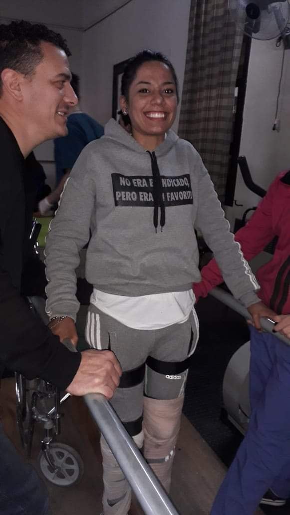 La joven mientras realizaba su rehabilitación, siempre con una sonrisa.