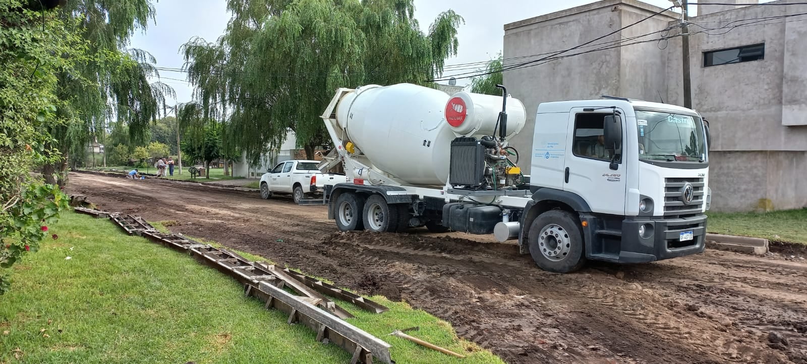 Obras Públicas de Tres Arroyos realiza trabajos de conexión de gas y de cordón cuneta en distintos puntos de la ciudad