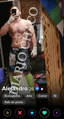 El perfil de César Sena en Tinder.