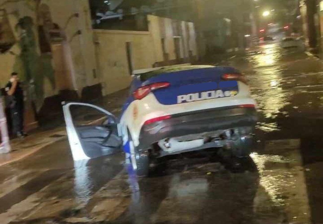 El móvil quedó dentro del socavón en barrio Observatorio.