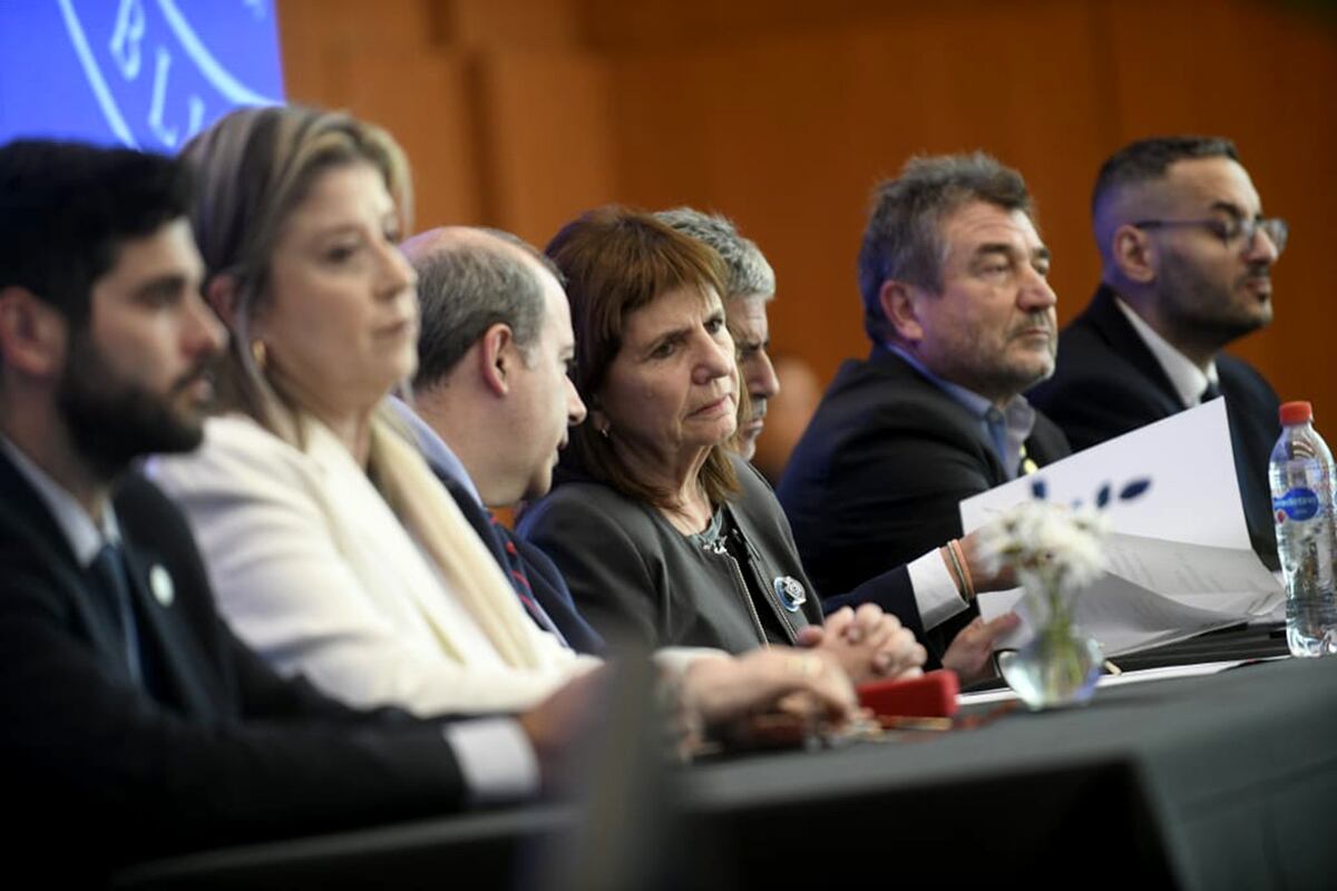 La ministra de Seguridad de la Nación, Patricia Bullrich junto al ministro Juan Pablo Quinteros en conferencia por la presentación de la Ley Anti Barras y para dar cierre al Curso Avanzado de Lucha contra el Narcotráfico. (Javier Ferreyra / La Voz)