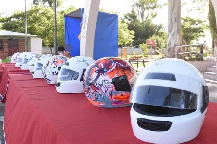 El uso de casco es obligatorio en todos los trayectos en moto y es esencial para la seguridad del conductor y su eventual acompañante.