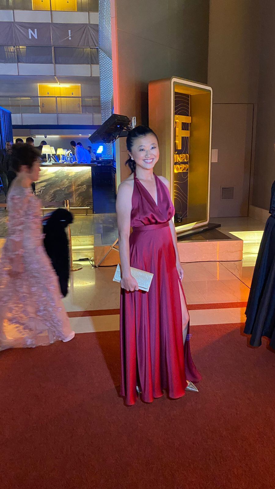 Karina Gao en la alfombra roja de los premios Premios Martín Fierro 2022.