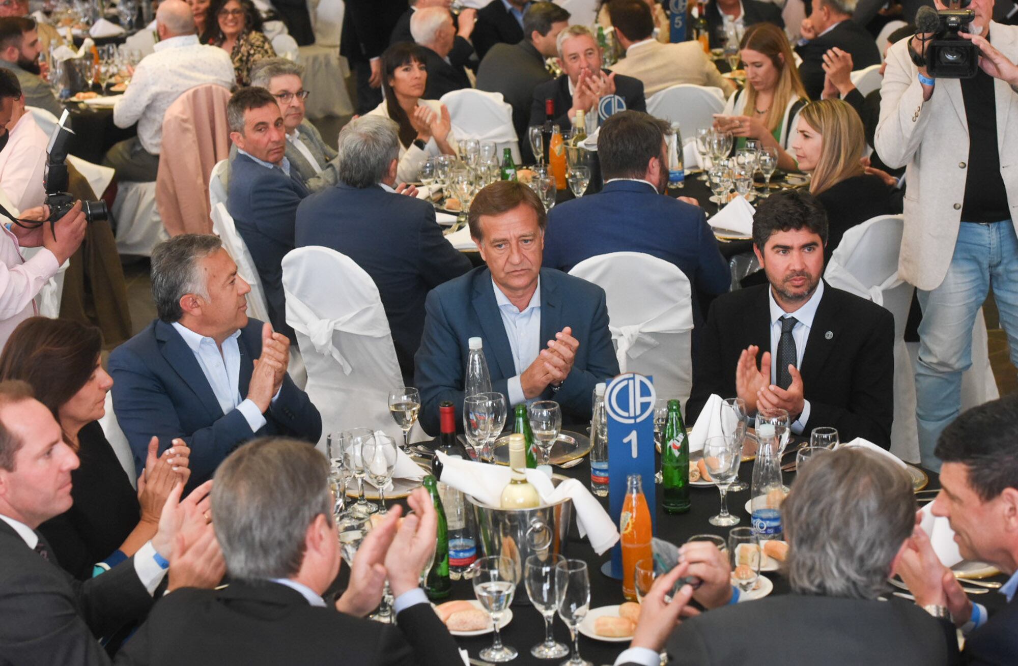 Rodolfo Suarez en el almuerzo de las fuerzas vivas en San Rafael. 