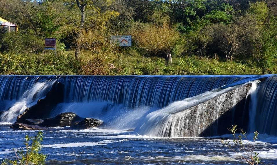 El sitio nace de la unión del río Yuspe y San Francisco, que desemboca en el río Cosquín.