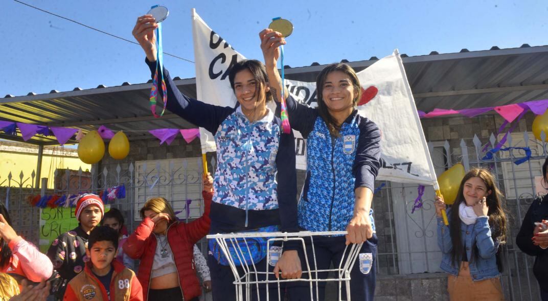 FELICES. Dayana y Leonela Sánchez muestran sus medallas en la vereda de su casa. (José Hernández)