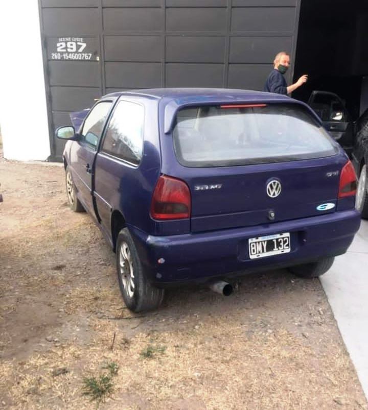 Mauro Gabriel González tiene 22 años y se mueve en el VW Gol azul.