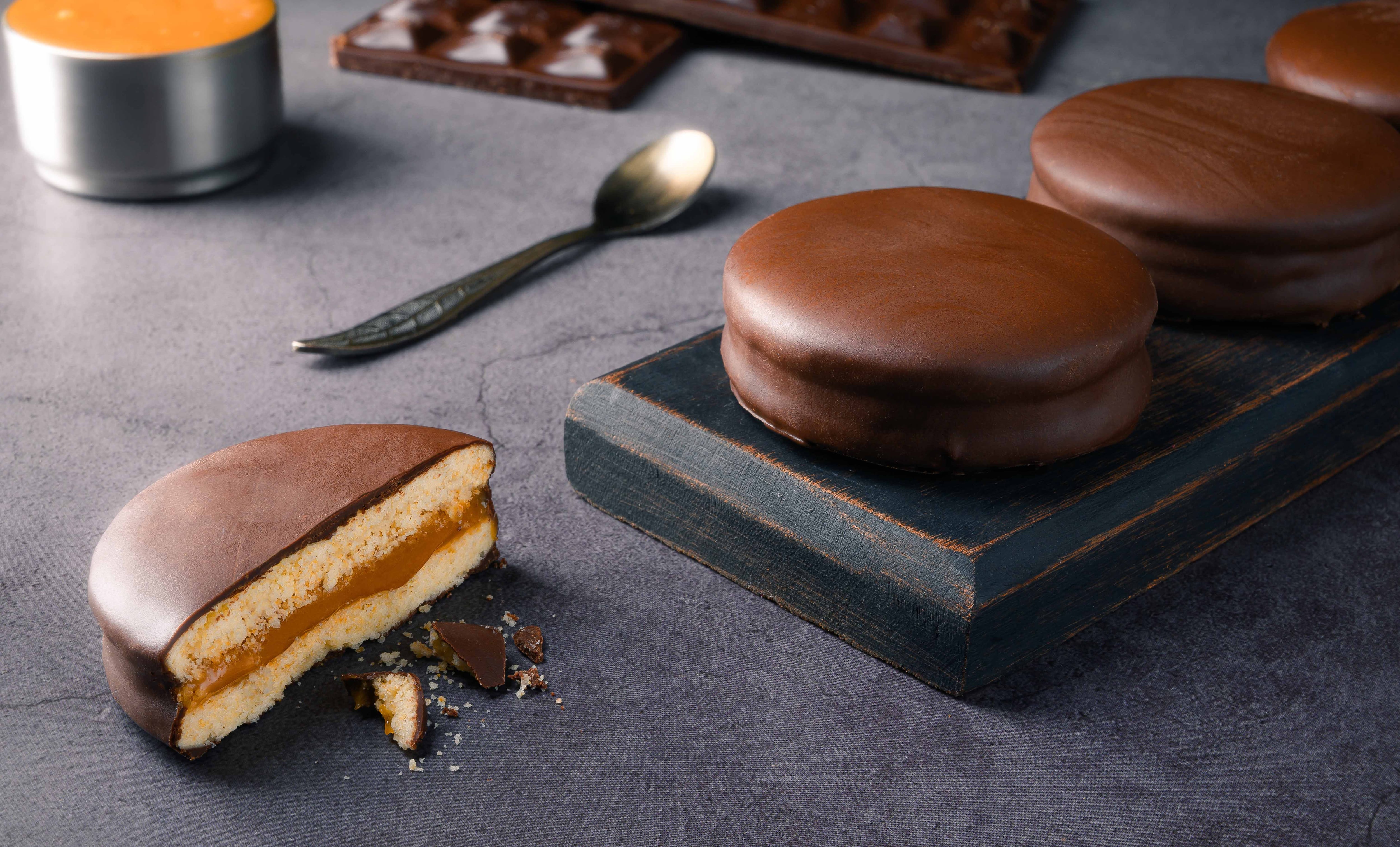 El sorprendente Alferneé, también producido por Guillermo Beney en Traslasierra, es un alfajor relleno de dulce de leche y fernet.
