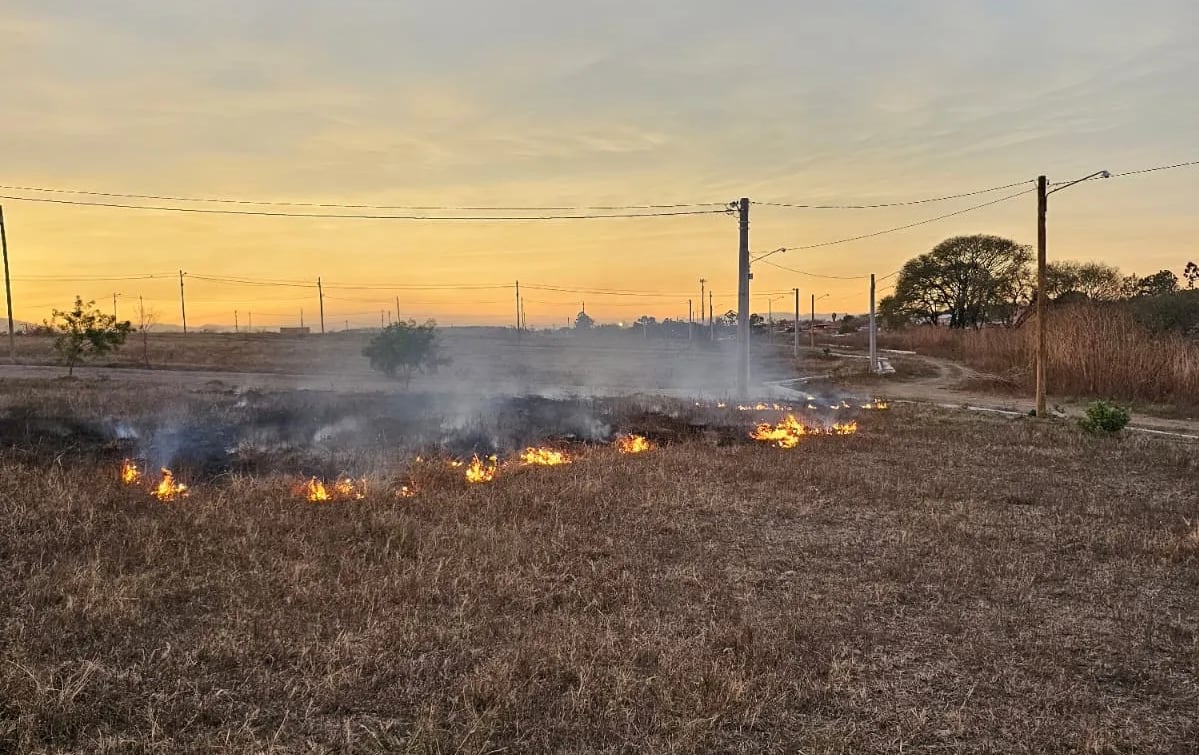 Hasta el atardecer se sucedían episodios de incendios de pastizales en las afueras de la ciudad, favorecidos por la sequedad del ambiente y la alta temperatura.