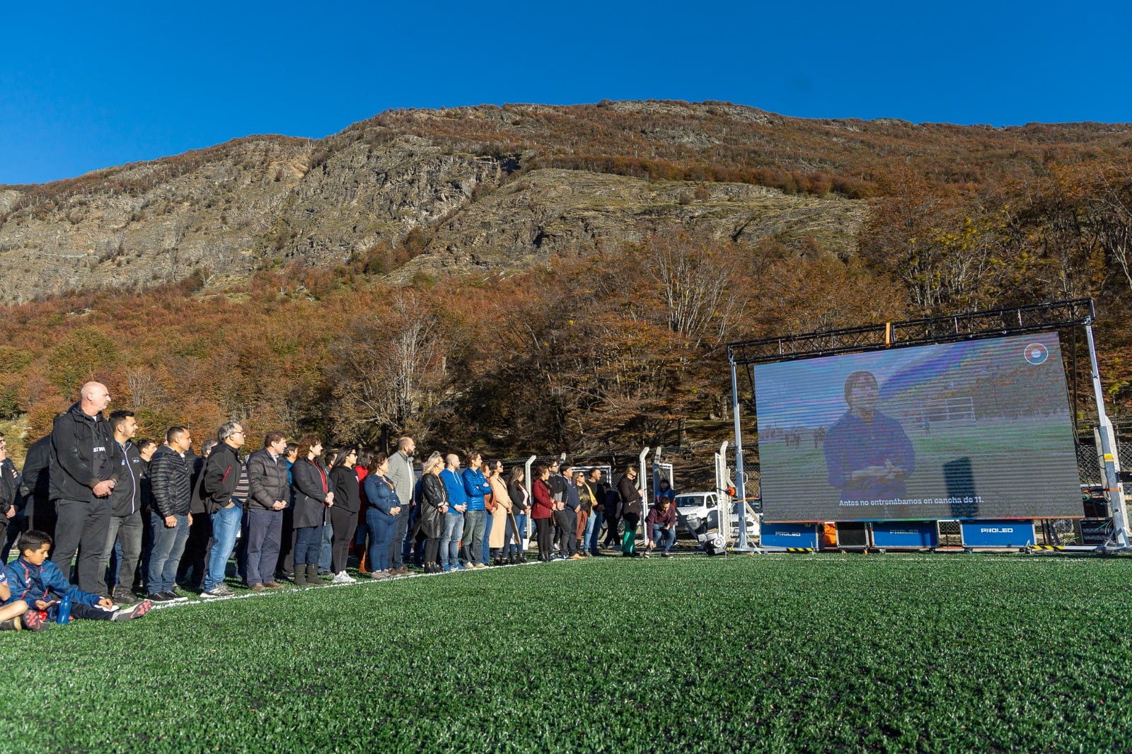 Inauguración en Ushuaia, de la cancha de fútbol de césped sintético.