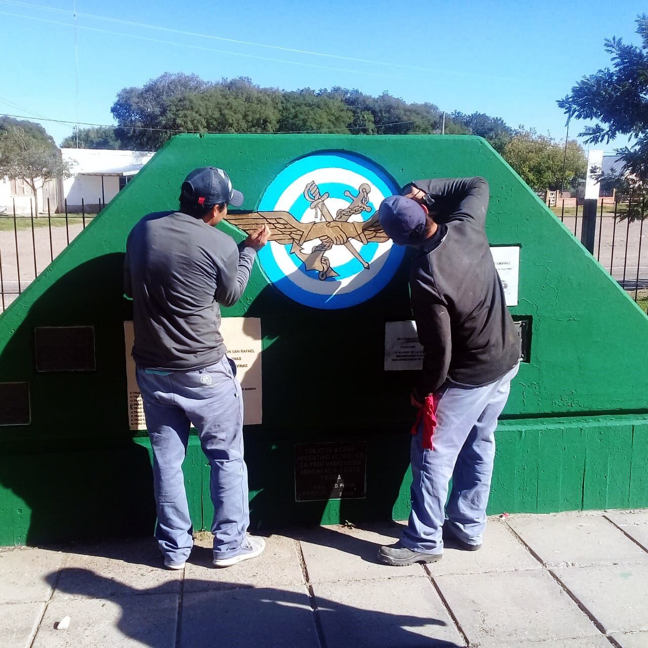 Restauraron las placas que recuerdan a los veteranos y caídos en el conflicto de Malvinas.   