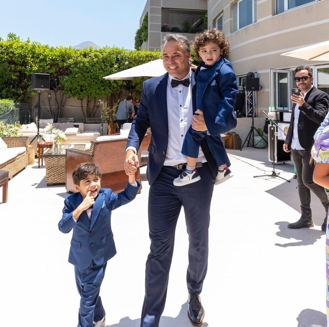 Félix se vistió como su papá, aunque cambió los zapatos por las zapatillas.