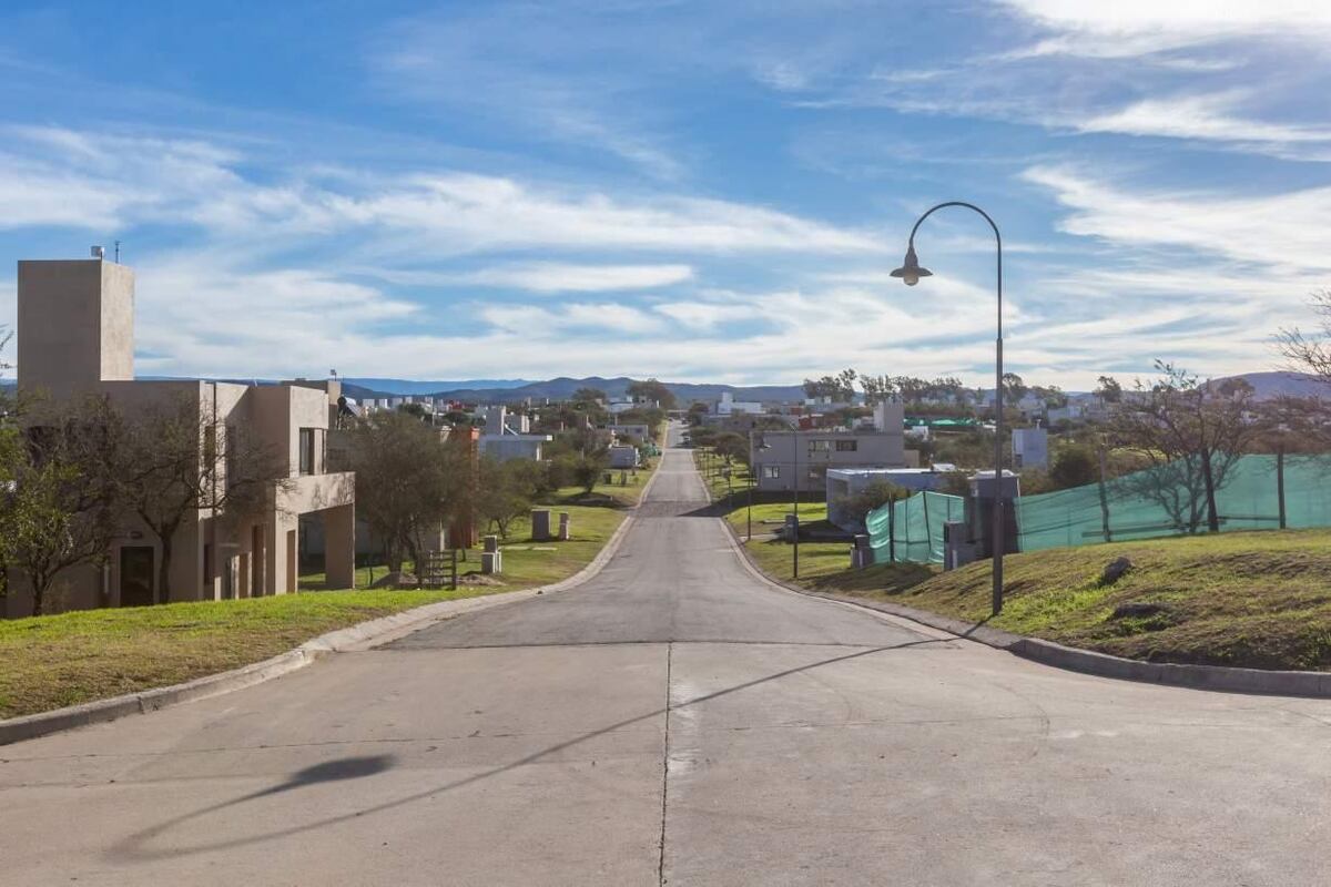 Robo y destrozos en un barrio privado de Córdoba: le rompieron el piso en busca de dinero