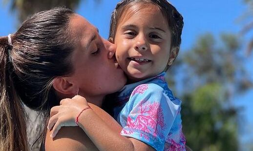 Cinthia Fernández junto a su hija Francesca.