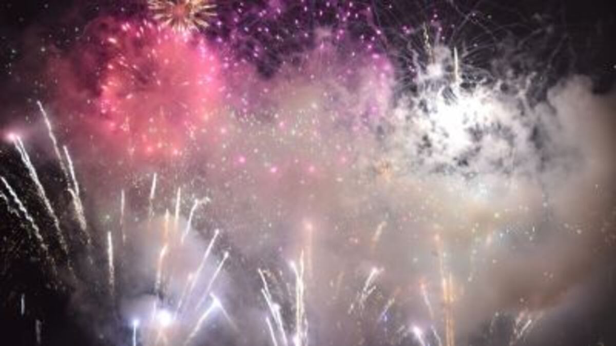 Carlos Paz deslumbró con su show de luces bajo la lluvia para recibir el 2024