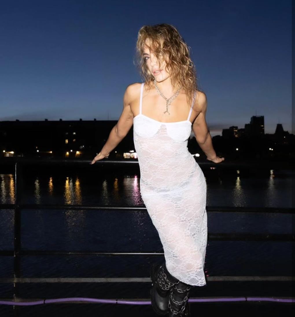 Transparencias y sin corpiño: el vestido total white que eligió Emilia Attias y alucinó a sus fans