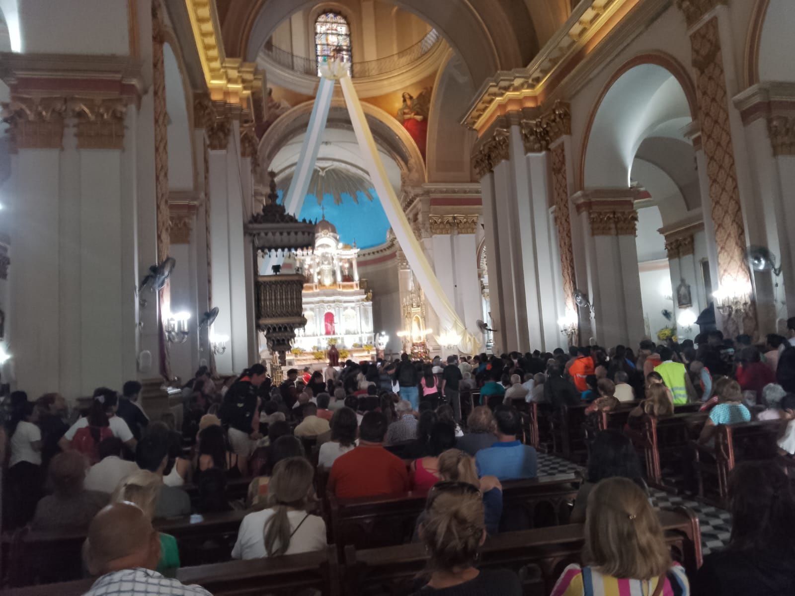 Fieles en Catedral Basilica Nuestra Señora del Valle