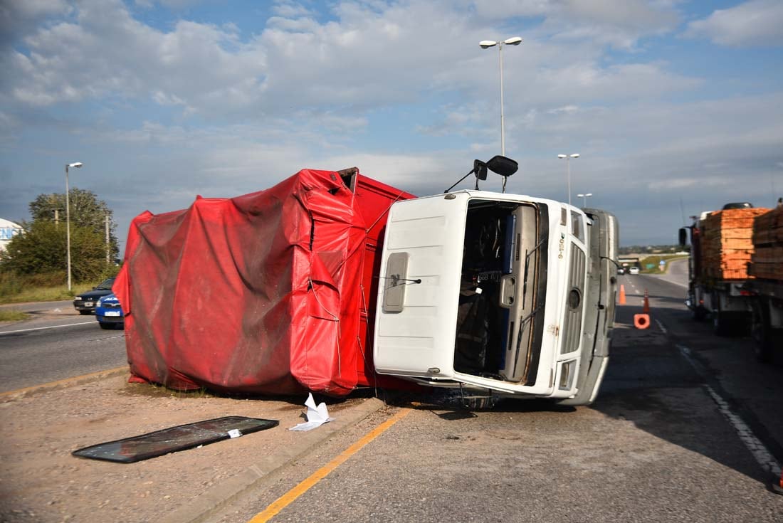 Choque en la Ruta 19 entre un camión y un auto a la altura del mercado de abasto.Foto: Pedro Castillo