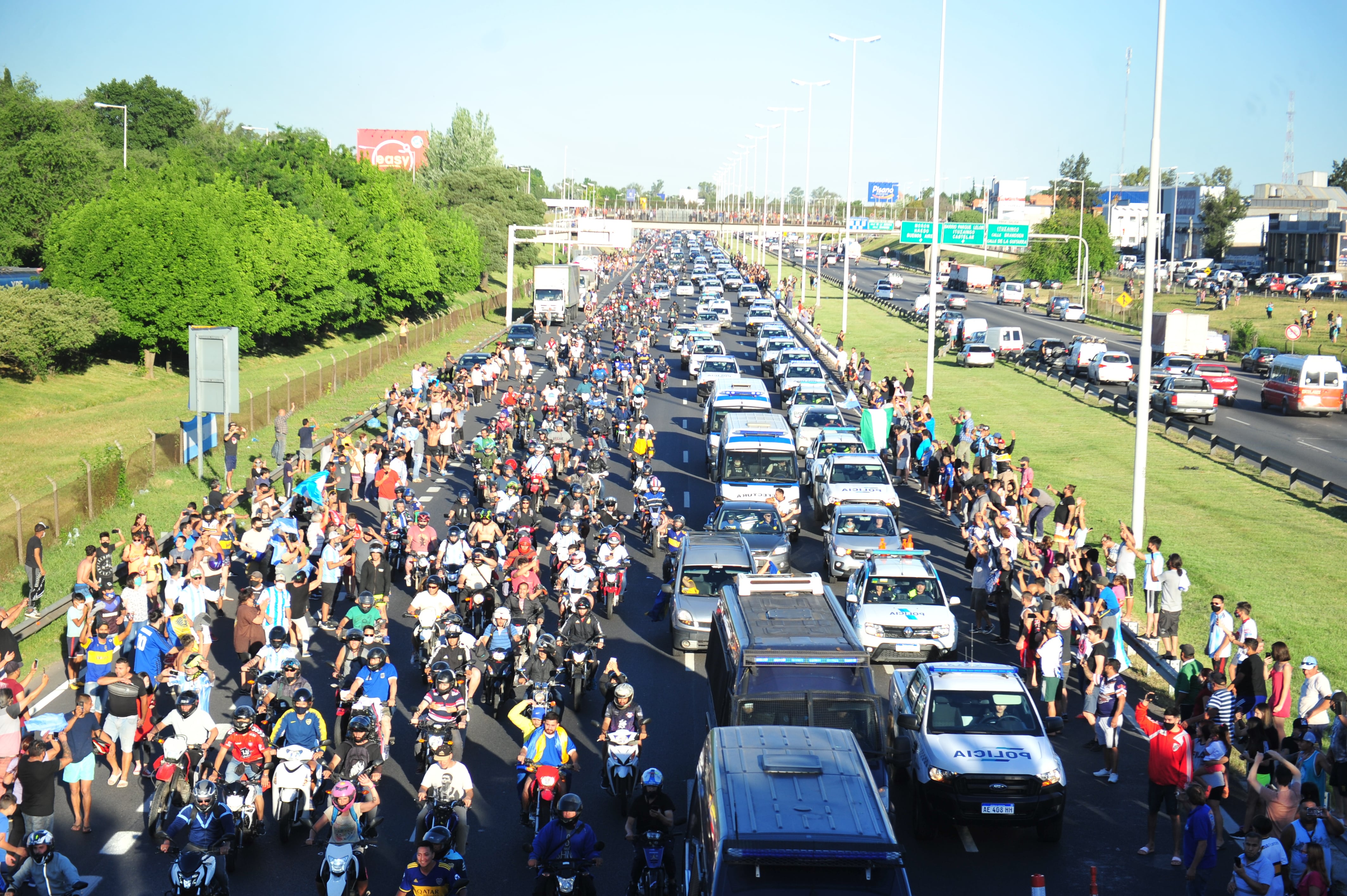 La caravana que despidió a Diego Maradona en su camino al cementerio de Bella Vista