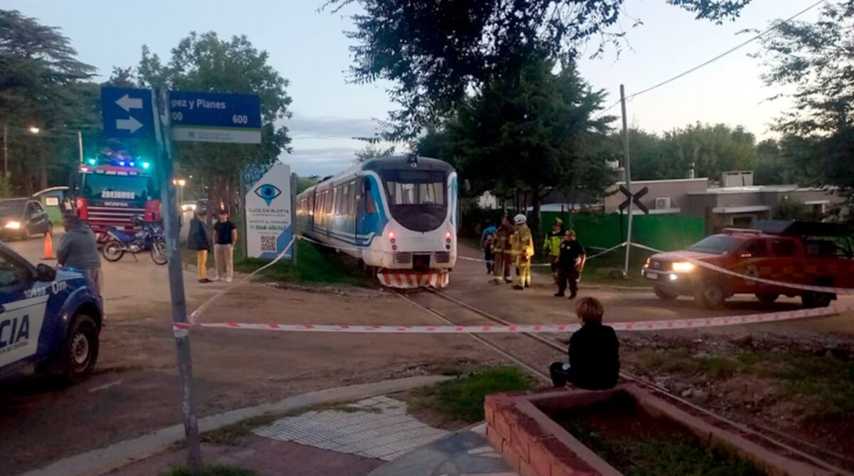 Insólito accidente en Córdoba: patinó en el barro, se frenó y lo chocó el Tren de las Sierras