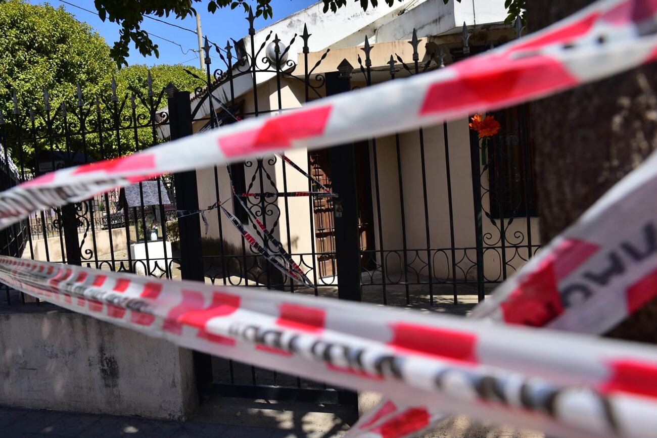 Domicilio de Ana Beatriz Pasos, una mujer de 80 años que fue encontrada sin vida en el interior de su vivienda en barrio Jorge Newbery, de la ciudad de Córdoba. (José Gabriel Hernández / La Voz)