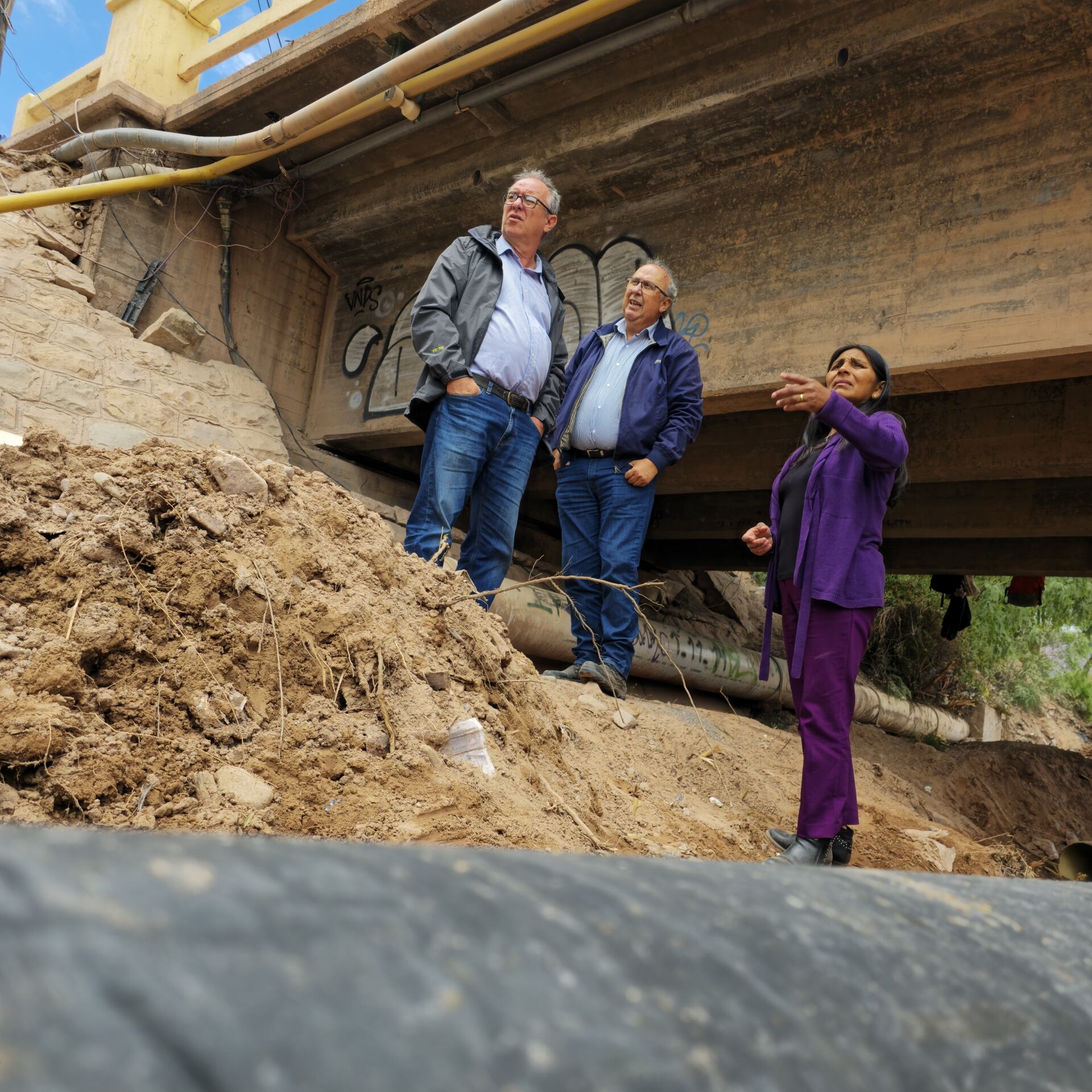 El ministro Carlos Stanic; el presidente de Agua Potable, Juan Carlos García; y la intendente Sonia Pérez, en uno de los frentes de obra.